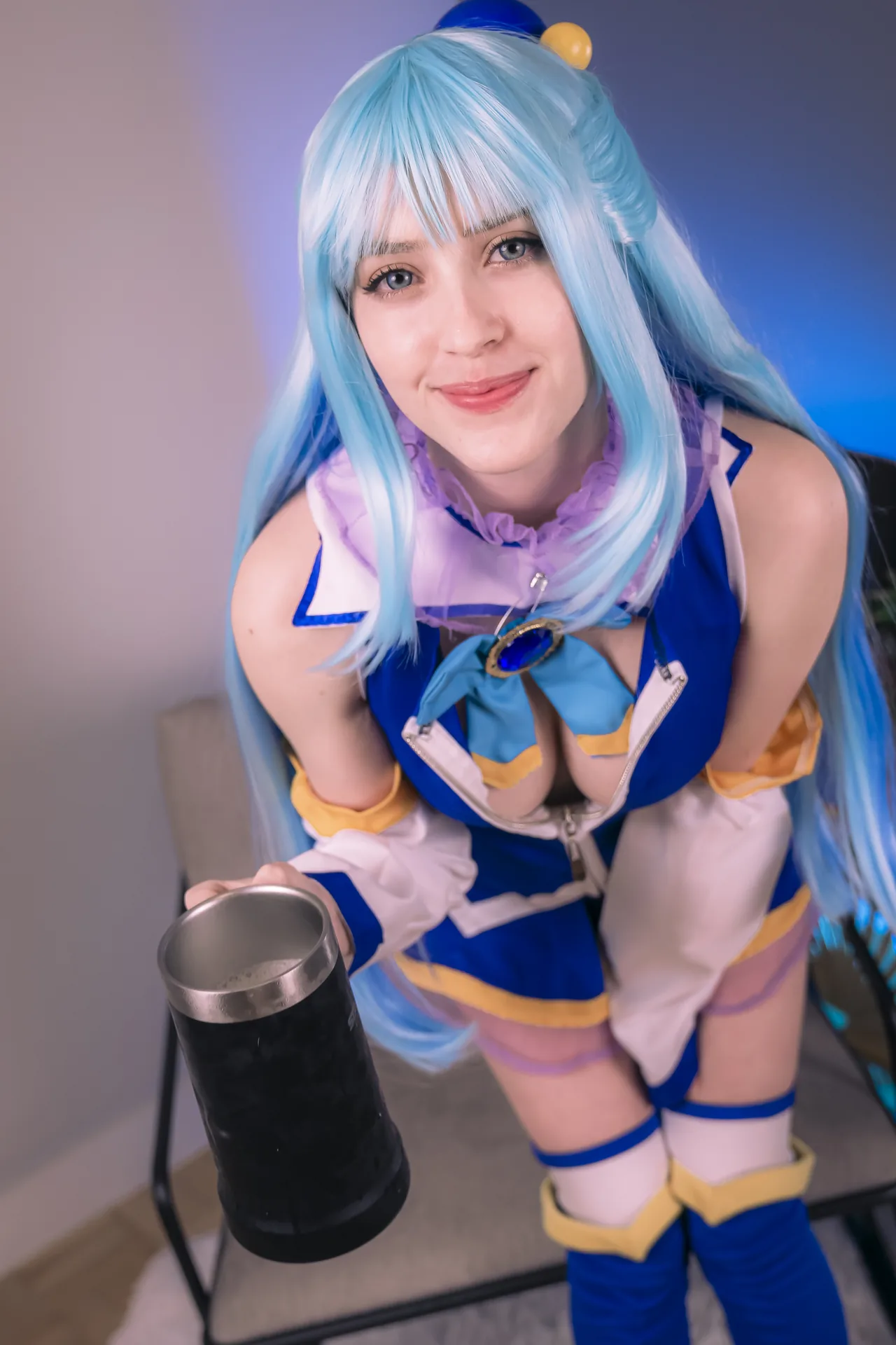 stelarhoshi aqua konosuba cosplay holding a beer mug, blue hair and blue eyes