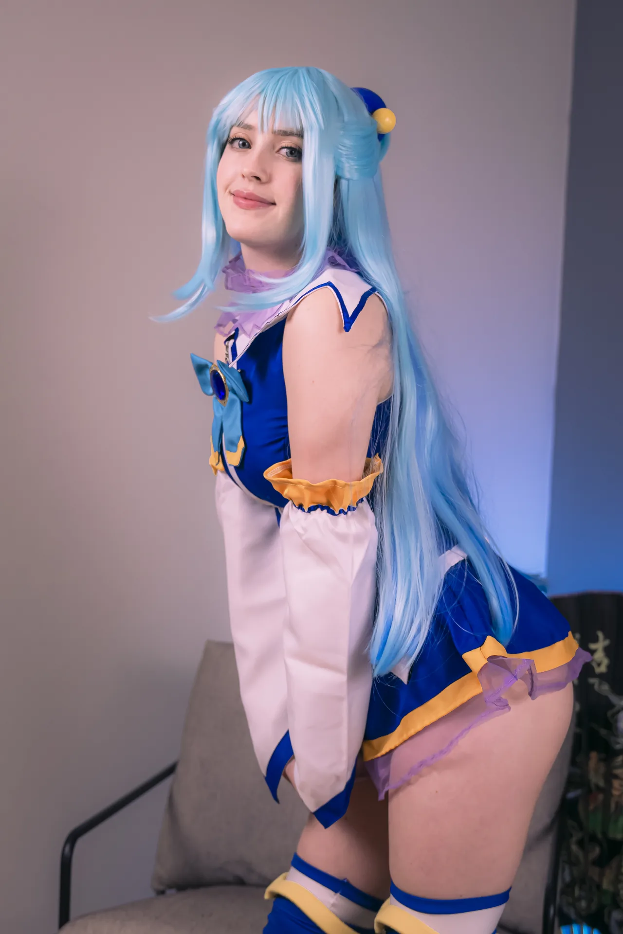 stelarhoshi aqua konosuba cosplay side pose, blue dress and long blue hair